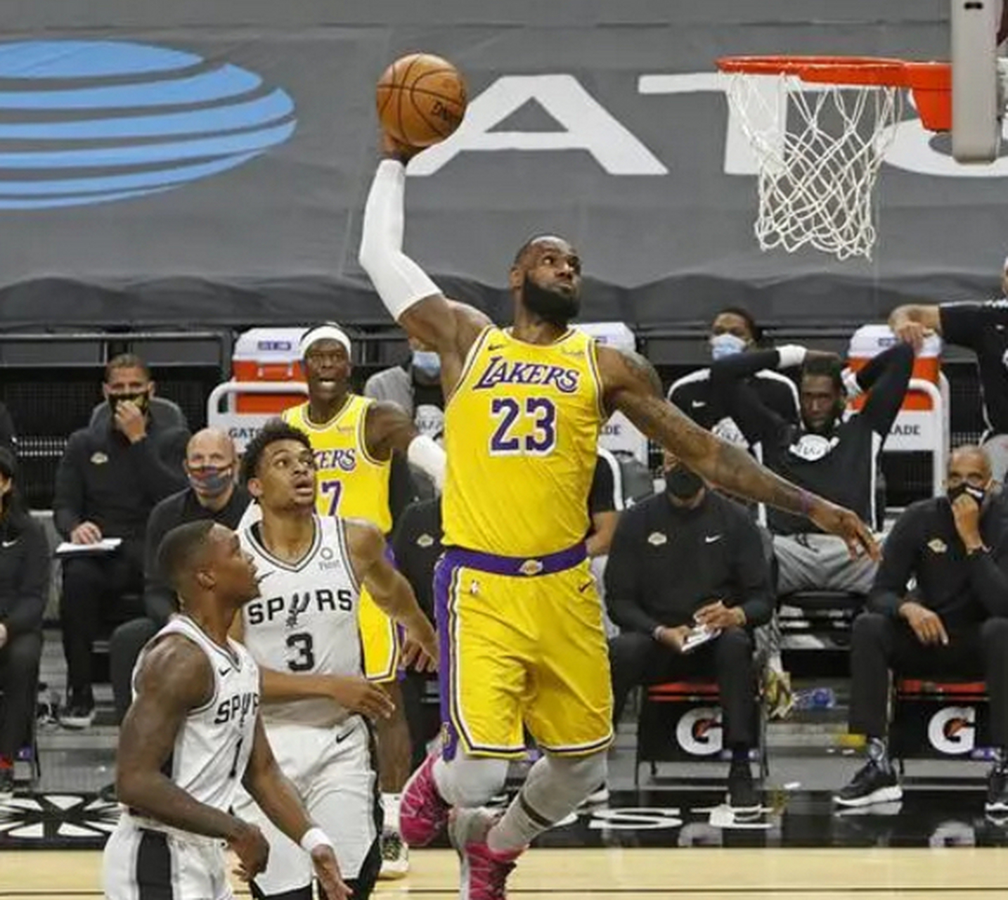 华体会免费注册太狠了！蒂姆连续七场比赛得分超过大胜集结日圣安东尼奥马刺备战中超，勒沃库森围绕欧超杯手感冰凉的简单介绍